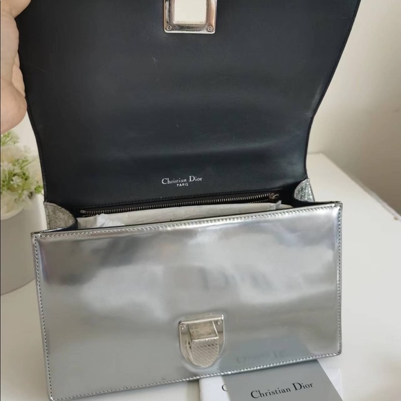 DIOR
Metallic Patent Micro-Cannage Medium silver - Picture 12 of 12